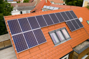 Allein in Niederösterreich befinden sich fast 100.000 Solaranlagen. Damit der weitere Ausbau gelingen kann, braucht es eine intelligente Vernetzung der Erzeugung mit lokalen Verbrauchern. © EVN/Severin Wurnig Studio Totale