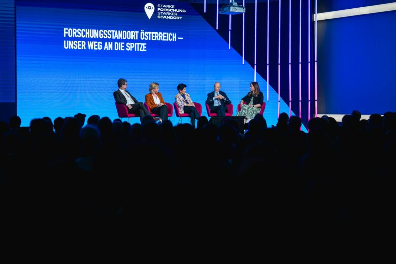 Claudia Plakolm, Martin Kocher, Leonore Gewessler und Martin Polaschek auf der FTI-Konferenz. © Florian Schrötter/BKA