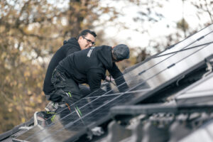 Zolar-Handwerker am Dach. © Zolar