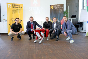 Finanzstadtrat Peter Hanke und Gerhard Hirczi, GF Wirtschaftsagentur Wien, mit dem Startup Panzer Robotics. © Stadt Wien/Martin VOTAVA
