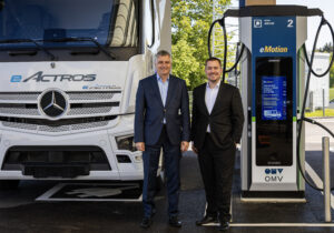 v.l.n.r.: Gerd Pollhammer, Head of Siemens Smart Infrastructure Österreich und Michal Kubinec, Leiter des OMV Tankstellengeschäfts in Österreich. © Siemens