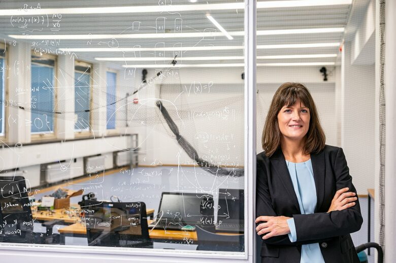 Die Wissenschaftlerin und Robotik-Professorin Angela Schoellig setzt ChatGPT für Drohnen-Choreografien ein. © TU München