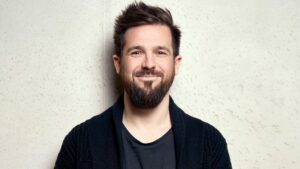 Stefan Stücklschweiger hat das Fifteen Seconds Festival gegründet und zehn Jahre lang erfolgreich abgewickelt. Seit 2021 ist er Teil des Grazer Gemeinderats und unterstützt diesen mit seinem wirtschaftlichen Know-How. © Wild und Wunderbar, Ralph König