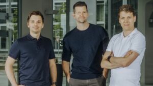 (v.l.n.r.) Cognigy Co-Gründer Benjamin Mayr, Philipp Heltewig & Sascha Poggemann © Cognigy