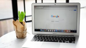 Google Umweltbericht 2024: “Ein Rechenzentrum von Google ist im Durchschnitt etwa 1,8-mal so energieeffizient als ein typisches Unternehmensrechenzentrum." © Canva