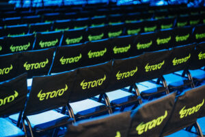 eToro-Logo überall. © Flickr