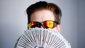 Symbolbild: Vorsicht vor Versprechungen von Finfluencern! © Shane on Unsplash