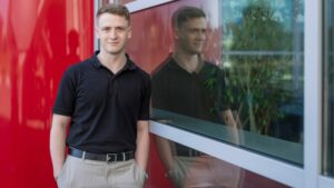 Tobias bereichert seit zwei Jahren das Team von SPAR ICS als Product Engineer. © SPAR / Christian Leopold