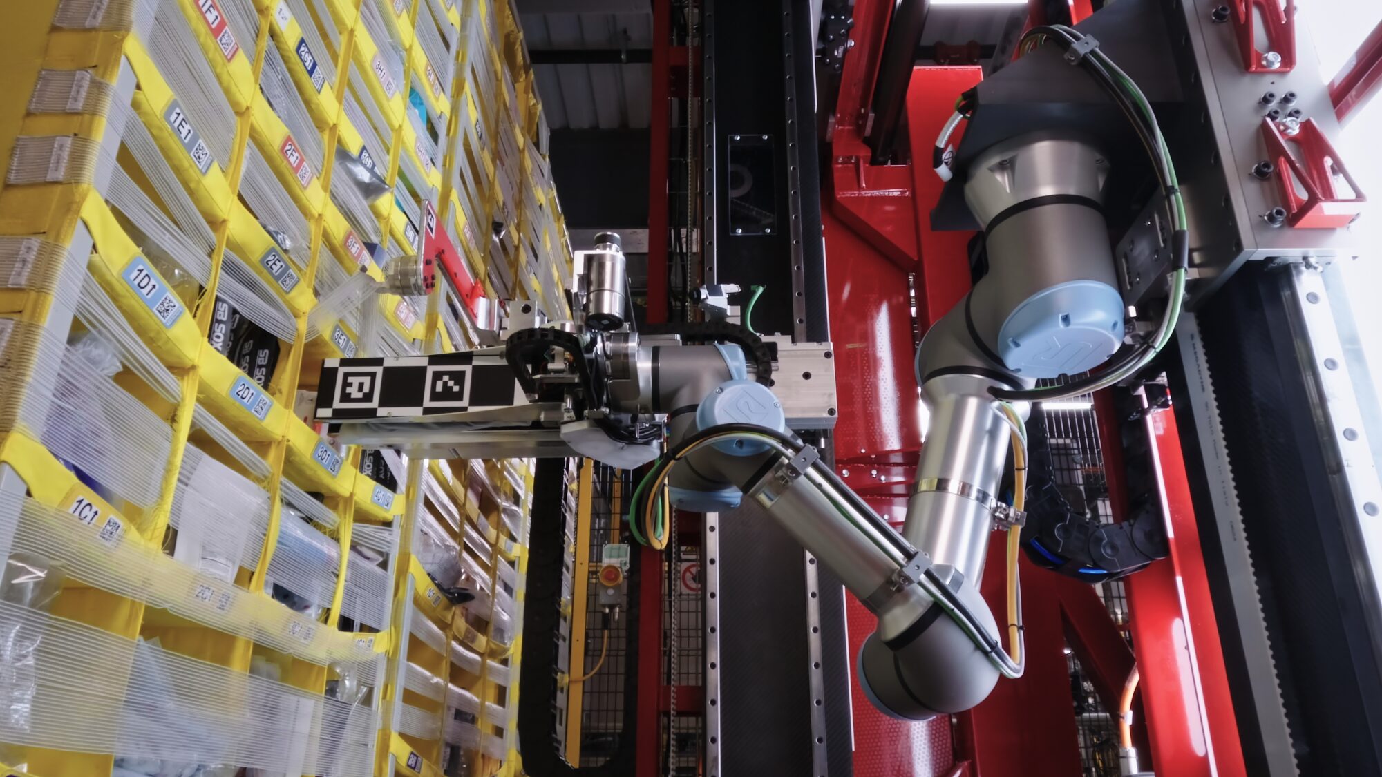 Amazon-F-hlender-Roboter-Vulcan-r-umt-Regale-selbstst-ndig-ein-und-aus