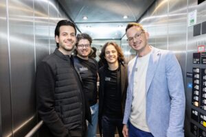 Emanuel Jöbstl (rechts) mit den drei Heizma Group Gründern. © Alissar Najjar
