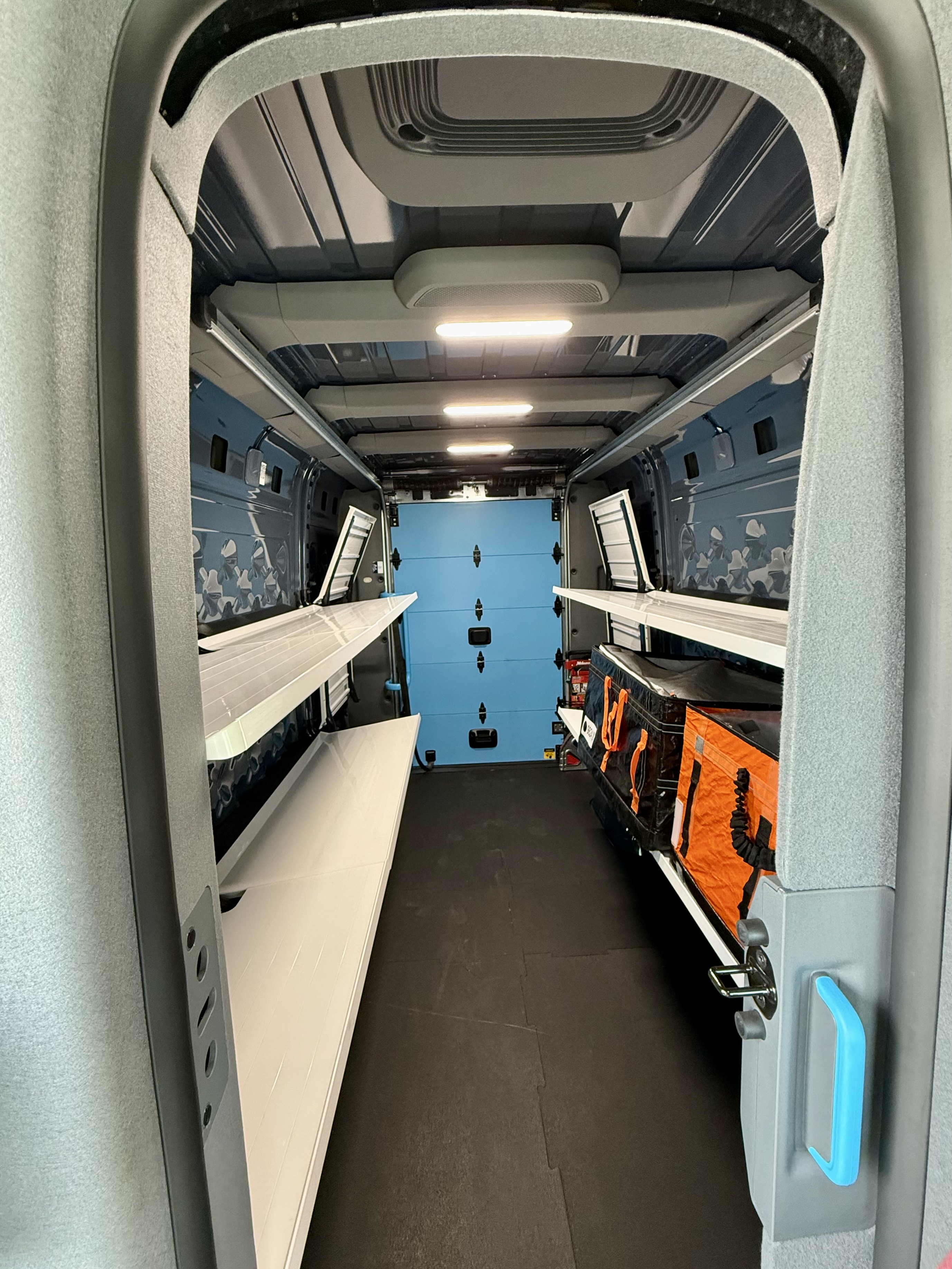 BU: Der Packraum des elektrischen Zustellwagens der US-Marke Rivian. © Amazon