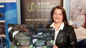 Co-Founderin Vera Amtmann und der aus Kaffeesatz hergestellte Dünger BeanSaver®. © BeResilient GmbH
