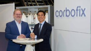 Corbofix-Geschäftsführer Christian Steinbrecher und Unternehmer Doan Minh Tu präsentieren das dezentrales Biomasse-Kleinkraftwerk. © Corbofix GmbH/APA-Fotoservice/Fiedler