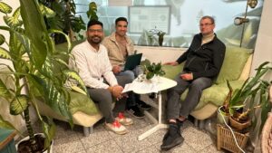 Die TEB-Gründer Rahul Mishra und Daniel Schaub im Gespräch mit Hubert Fechner (Vice Chair IEA-PVPS). © The Energy Bridge