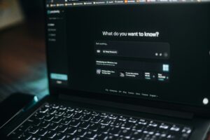 ChatGPT am Display. © Aerps.com auf Unsplash
