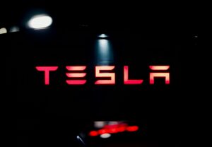 Tesla-Logo bei Nacht. © Prometheus 🔥 auf Unsplash