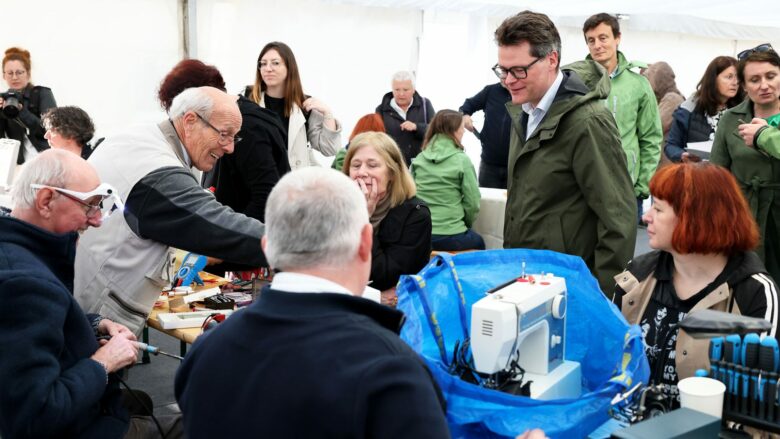 Reparatur-Festival "Repair:Fair" beim Museumsquartier mit Klimastadtrat Jürgen Czernohorszky. © Stadt Wien/Martin VOTAVA