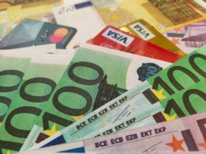 Kreditkarten und viel Geld. © Vardan Papikyan auf Unsplash