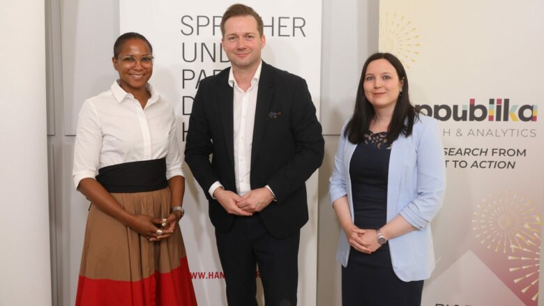 v.l.n.r.: Maimuna Mosser (Google Austria), Rainer Will (Handelsverband) und Martina Oberrauch (Reppublika Research & Analytics) © Leadersnet / Daniel Mikkelsen