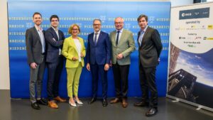 v.l.n.r.: Gate Space Gründer Moritz Novak, Enpulsion CEO Alexander Reissner, Landeshauptfrau Johanna Mikl-Leitner, ESA-Generaldirektor Josef Aschbacher, LH Stv. Stephan Pernkopf und Gate Space Gründer Carsten Scharlemann © NLK Burchhart