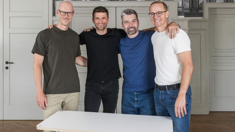 Die poptop-Founder mit ihrem neuen Investor Thomas Müller © poptop