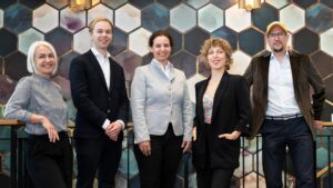 Die Besetzung des Human Ethics Committees (v.l.): Prof. Dr. Marina Tropmann-Frick, Prof. Dr. Maximilian Kiener, Marina Tcharnetsky, Dr. Ana Ilievska, David Landskron. © Cécile Ash