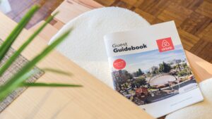 Airbnb kündigte ein großes Update an: Auf der Plattform soll es fortan viel mehr geben als nur Unterkünfte und Airbnb Experiences. © Canva Pro