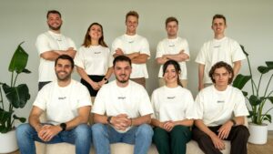 Das Team von Aeon mit den Gründern Tim Seithe (Mitte hinten links) und Samuel Frey (Mitte hinten rechts). © aeon