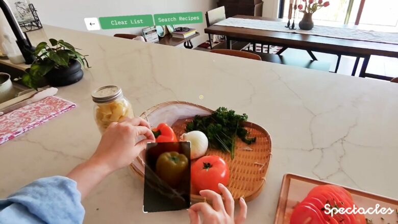 Steuerung per Handbewegung: Die neue AR-Brille von Snap im Einsatz. © Snap