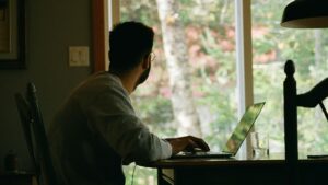 Symbolbild: Softwareentwickler arbeitete remote für mehrere Startups zur gleichen Zeit © Yasmina H on Unsplash