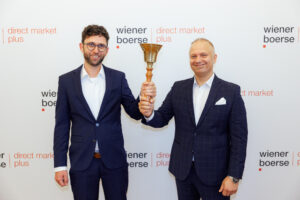 CEO Philip Pauer (r.) und CBO Jonas Finck von Reploid läuten die Börsenglocke. © Wiener Börse AG / Alexander Felten