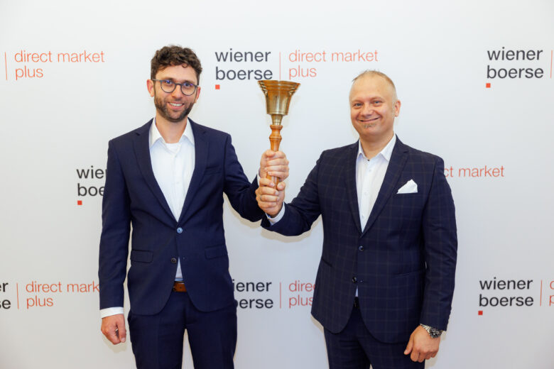CEO Philip Pauer (r.) und CBO Jonas Finck von Reploid läuten die Börsenglocke. © Wiener Börse AG / Alexander Felten