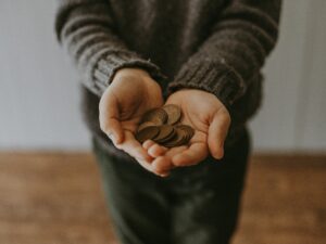 Wenig Geld in der Hand. © Annie Spratt auf Unsplash
