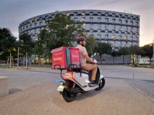 Achraf Tlemsani am E-Moped. © A. Tlemsami