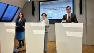 v.l.n.r.: Monika Köppl-Turyna (EcoAustria), Staatssekretärin Elisabeth Zehetner und Philipp Kinsky (Herbst Kinsky) bei der Präsentation der neuen Dachfonds-Studie © Trending Topics