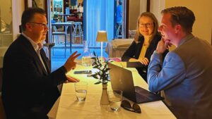 Alex Adamopoulos (CEO Emergn) with Margarete Schramböck and Jakob Steinschaden (Trending Topics. © Emergn