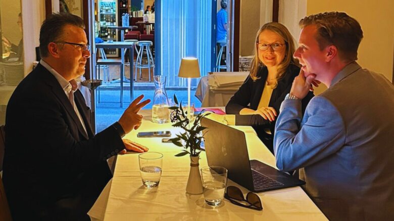 Alex Adamopoulos (CEO Emergn) with Margarete Schramböck and Jakob Steinschaden (Trending Topics. © Emergn