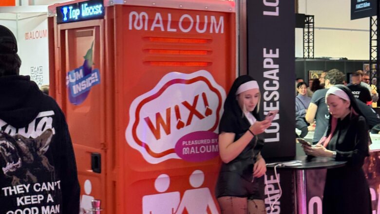 Maloum mit "Wixi-Klo" auf Erotik-Messe. © Maloum