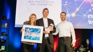 v.l.n.r.: 1. Preis beim LSZ AI EXCELLENCE AWARD: Martina Kruber (LSZ), Preisträger Gregor Lammer (Brantner) und Ruben Hetfleisch (Jury, AI Austria) © LSZ