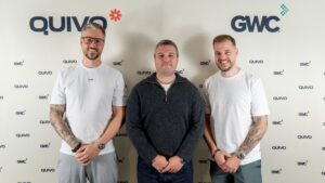 v.l.n.r.: Christoph Glatzl (Quivo), Matthew Kearns (GWC) und Georg Weiss (Quivo) © Quivo