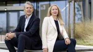 Martin Munte (CEO Vaccentis) und Ingrid Rauter (Head of R&D and CMO Vaccentis) vor dem neuen Standort in Wien © Vaccentis / Martin Steiger