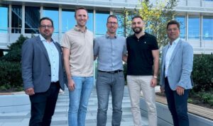 v.l.n.r.: Nico Hirsch, Betriebsratsvorsitzender VR Bank Bayern Mitte; Dominik Seibold, CTO 21bitcoin; Thomas Münch, Product Manager SOPRA, Daniel Winklhammer, CEO 21bitcoin; Andreas Streb, Vorstandsvorsitzender VR Bank Bayern Mitte. © 21bitcoin