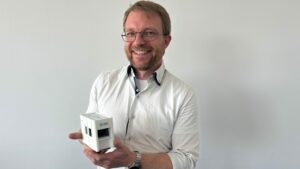 CEO Dr. Manfred Taschner mit einem Miniaturmodell der Tissura-Plattform. © LifeTaq