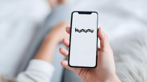 kununu-Logo auf Smartphone-Bildschirm © kununu / Canva Pro