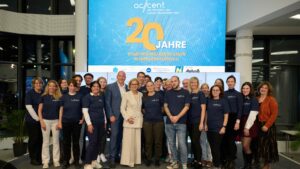 Landeshauptfrau Johanna Mikl-Leitner gratuliert accent-Geschäftsführer Michael Moll und seinem Team zu 20 Jahren accent. © NLK / Johann Pfeiffer
