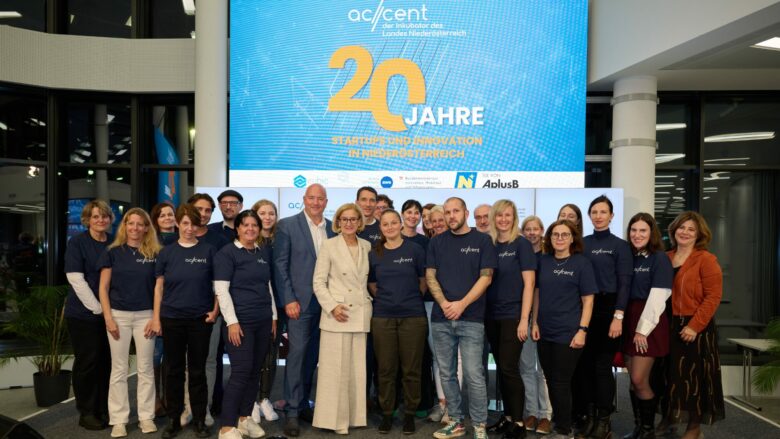 Landeshauptfrau Johanna Mikl-Leitner gratuliert accent-Geschäftsführer Michael Moll und seinem Team zu 20 Jahren accent. © NLK / Johann Pfeiffer