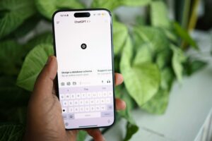 ChatGPT am Smartphone. © Solen Feyissa auf Unsplash