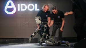 Russischer Roboter Aidol nach seinem Sturz auf der Bühne © Агентство «Москва»