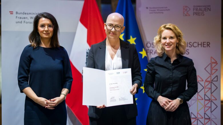 Mirela Memić (Direktorin LEA), Anna Huditz (AIT), Eva-Maria Holzleitner (Bundesministerin für Frauen, Wissenschaft und Forschung) © BMFWF/Dunker (BKA)