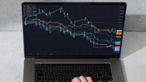 Crypto stocks tumble since 4 weeks. © Screenshot / Canva